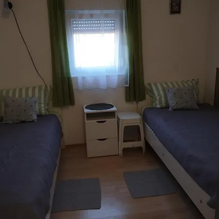 Apartman Jabuka, * 비르